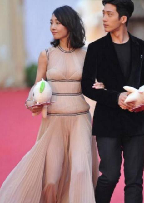 这长裙也就白百合敢穿吧，风一吹就跟没穿一样，一秒变“水桶腰”