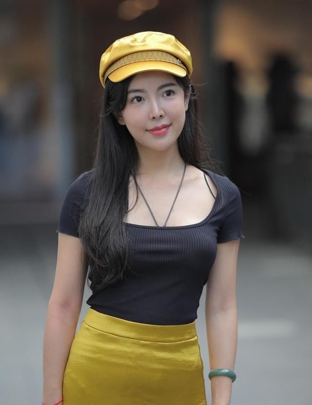  [金光闪闪]街头穿搭：金光闪闪的帽子在人群中超级显眼