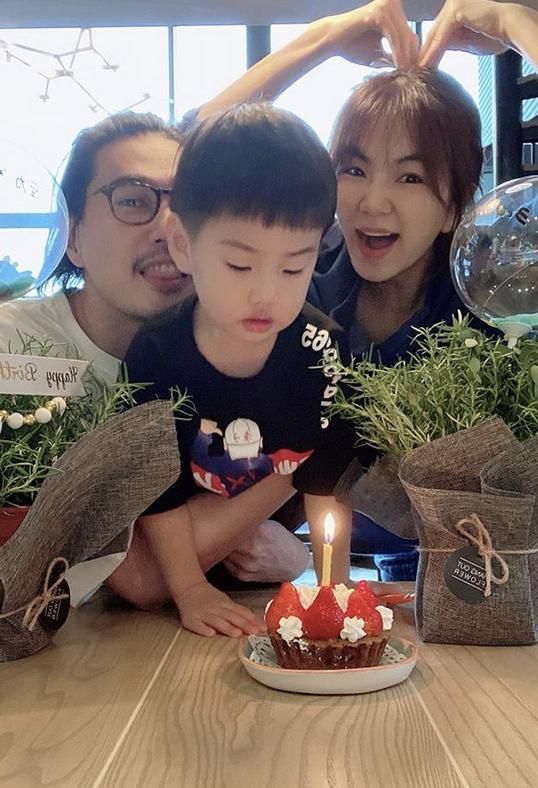 「生日」Ella一家三口为儿子庆3岁生日，蛋糕尺寸太迷你，1米9老公会撒娇