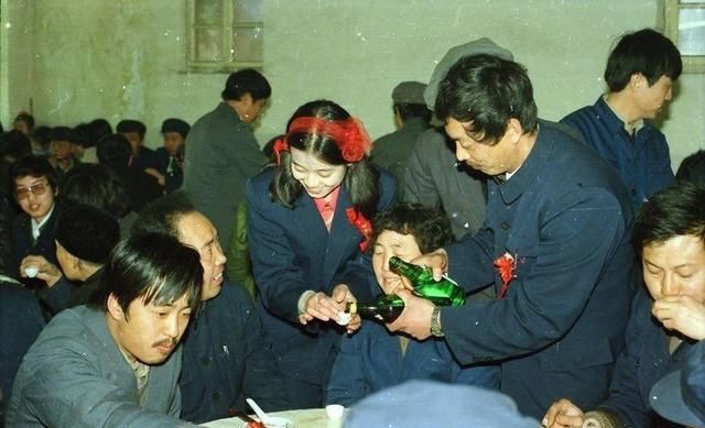  [婚礼]40年前的结婚仪式原来是这样的，摄影师王心钢收藏了这些宝贝