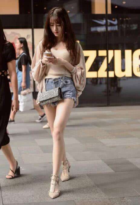 时尚衣着 美女上衣只有三根系带, 如果断了一根, 画面就很尴尬!