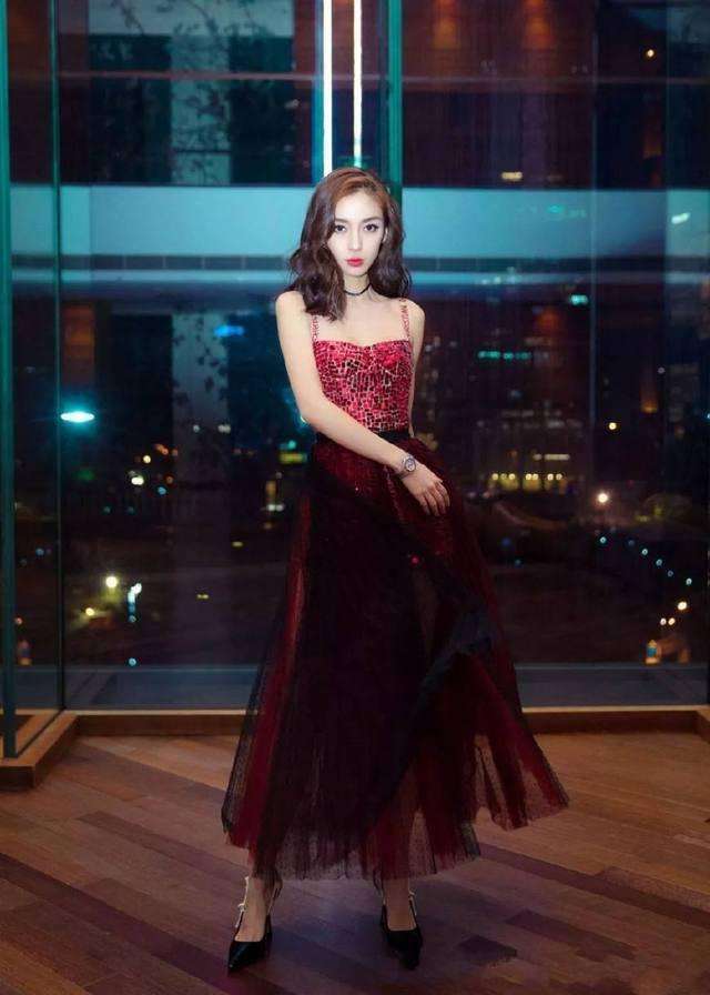 baby迷上驴蹄鞋! 连和迪丽热巴同台都不放过, 但是结果尴尬了