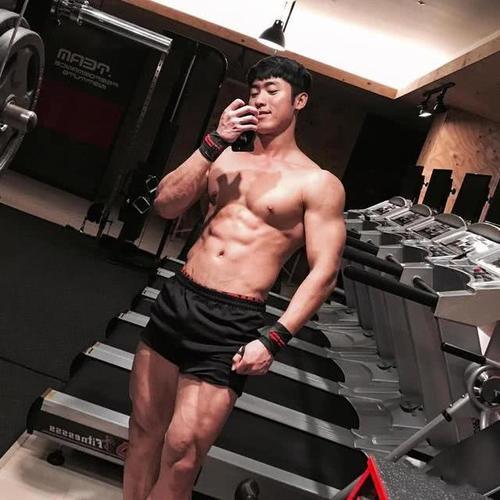 这种男生小时候不是很帅,长大颜值会猛增!特别第2点,女生迷恋