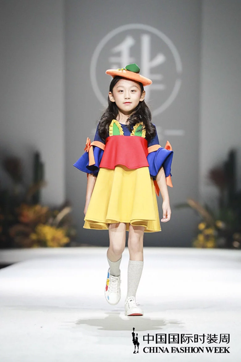 天津少儿模特培训机构登上中国国际时装周