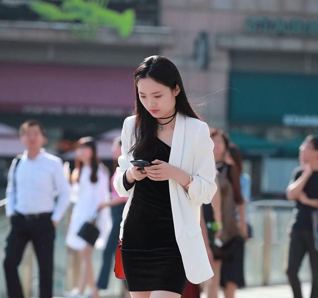 路人街拍，吊带连衣裙衬托出美丽动人的身影，活力十足魅力绽放