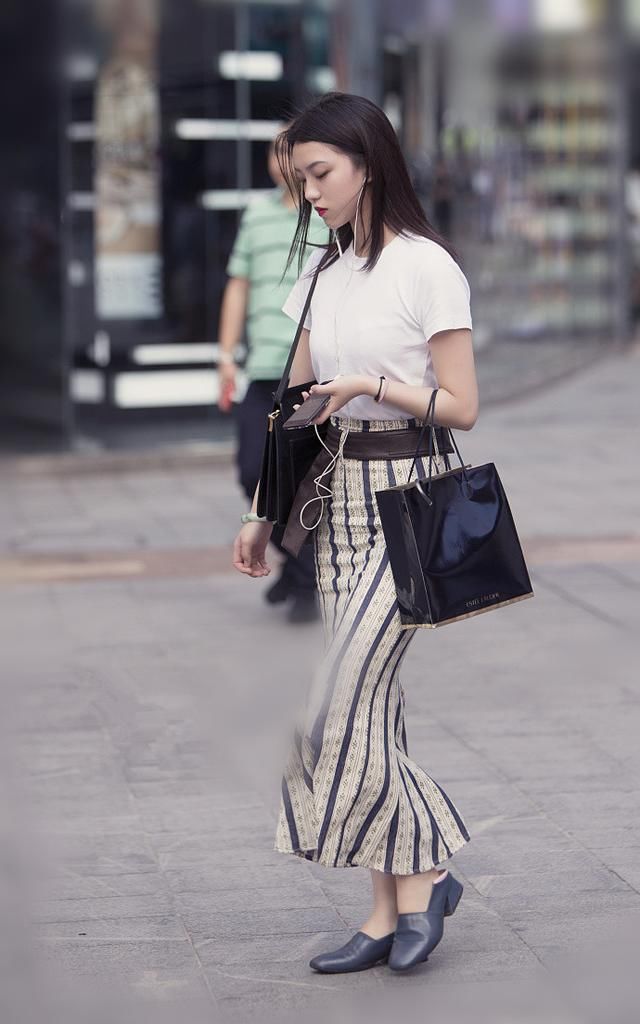 路人街拍，这样的中规中矩的穿搭也很时尚，而且有另一番的美法