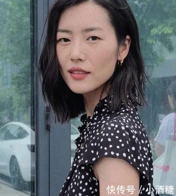  「适合」不会用卷发棒？这个“一刀切”的发型适合你，高级气质又减龄