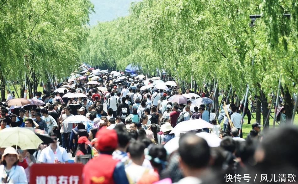 破纪录！西湖一天接待60万人，游客：再也不敢来西湖