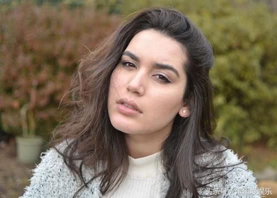 绝美肥模很励志，赘肉缠身不自弃，实力演绎丰腴美