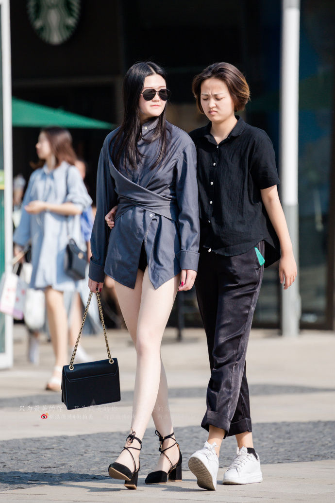 路人街拍，这么热的天深颜色衣服上街，酷酷的小姐姐果然有个性！