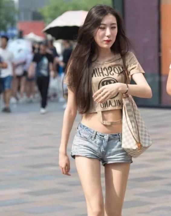 清凉一夏:街拍美女小姐姐，开片好看最后的丝袜更……