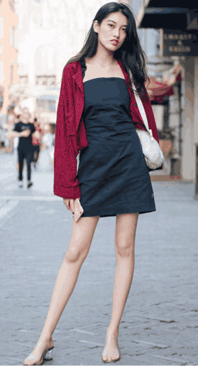 街拍: 如果这是你老婆, 你会愿意让她穿出这样出门吗?