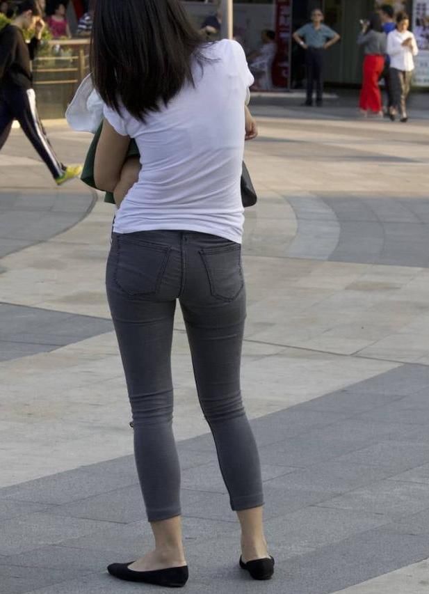 街拍美女：白色的t恤搭配黑色的紧身牛仔裤，辣妈身材很耐看
