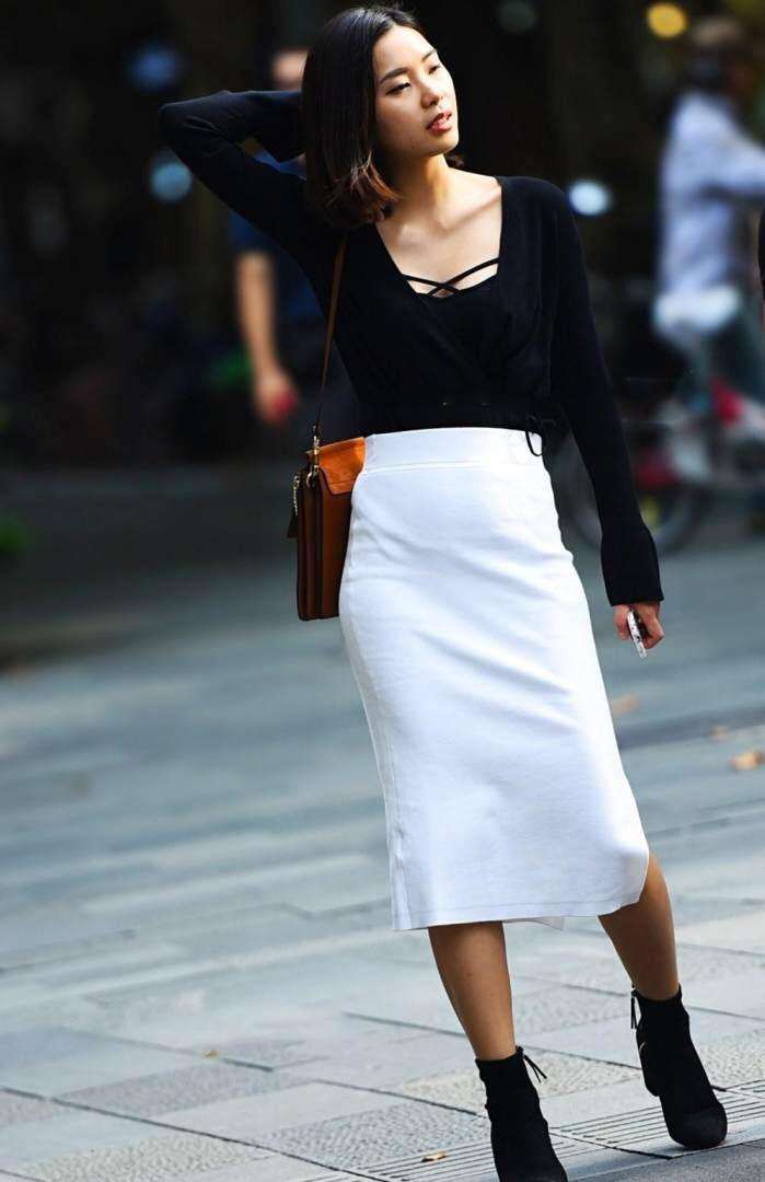 街拍: 一袭开叉中裙凸显成熟丰满辣妈好身材