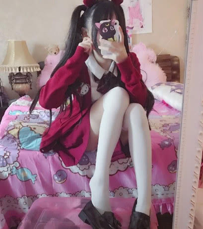 蔡萝莉黑料被扒，家住庄园纯粹是编造，穿高仿裙子假装富豪，网友