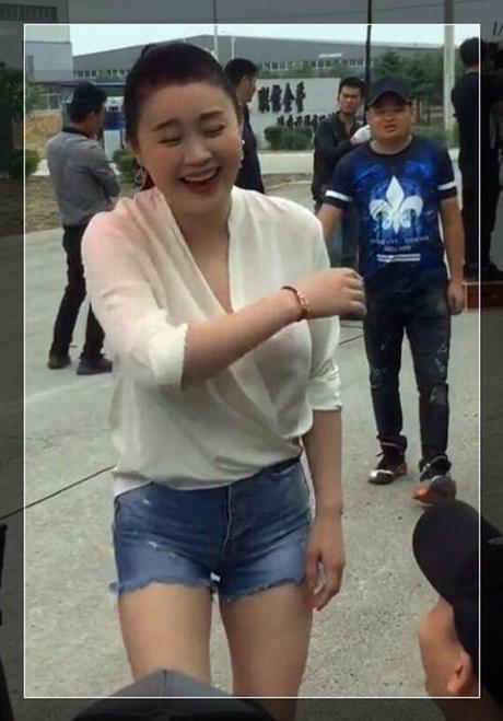 关婷娜紧身牛仔裤出镜！网友表示：勒的太紧了！