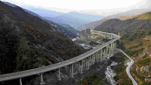 我国雅西高速：横穿10多条地震带，为何建造了五年之久？