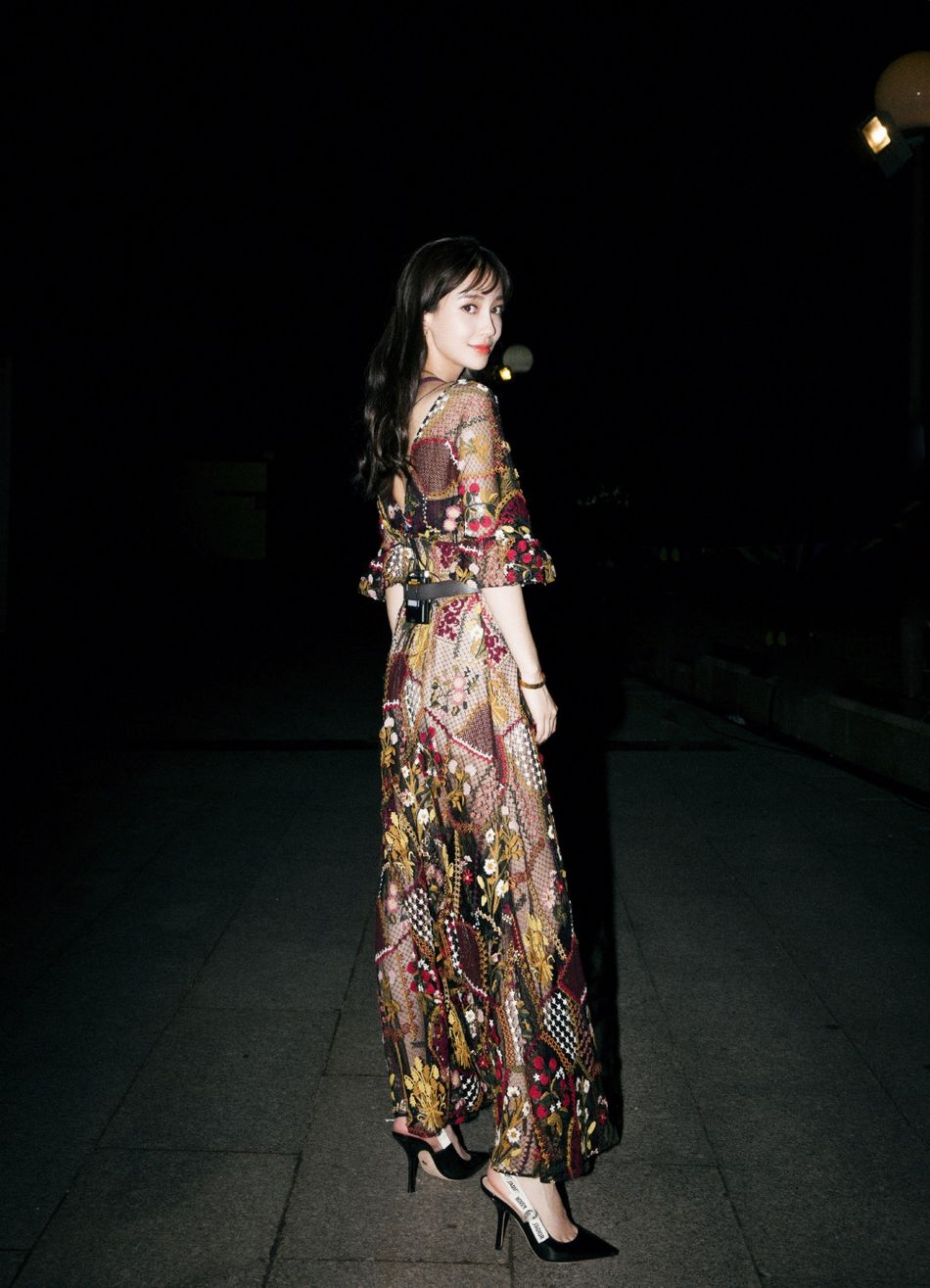 美颜暴击!Baby镂空连衣裙长腿若隐若现小秀性感