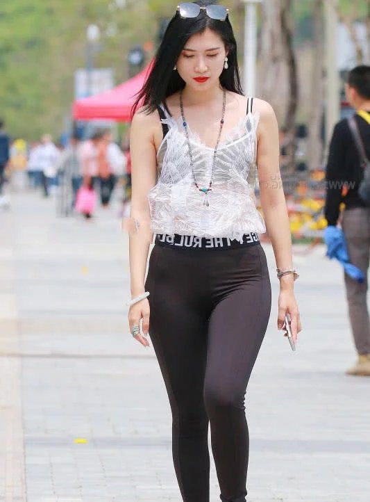 紧身裤小姐姐双腿修长尽显玲珑有致好身材，健身的女人身材很有看