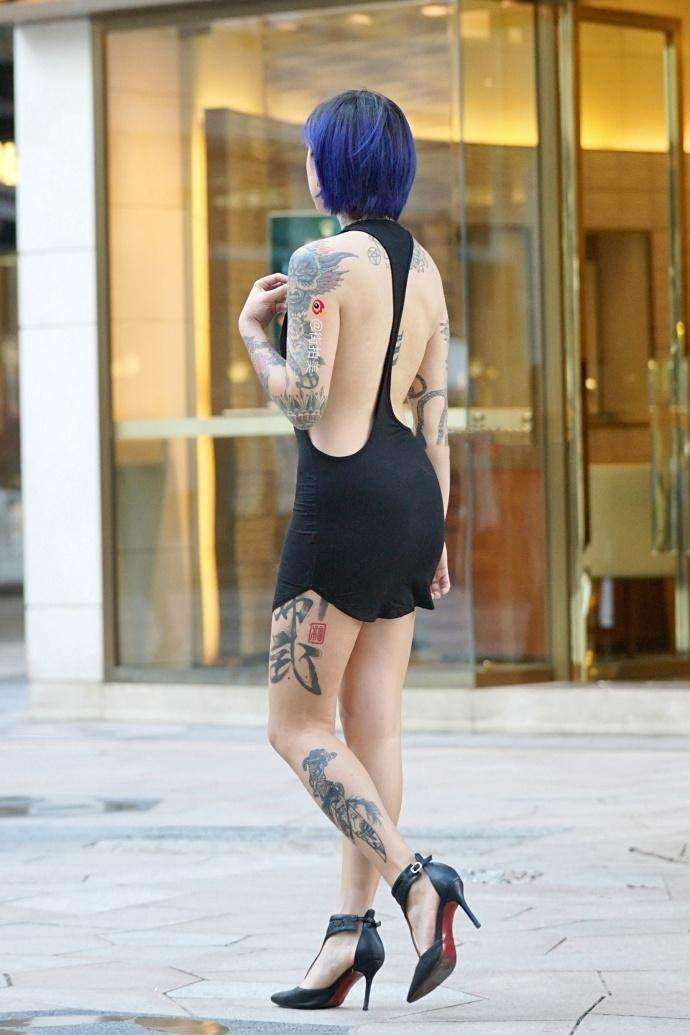 街拍: 穿着大胆的辣妈, 这样穿不怕被看见吗?