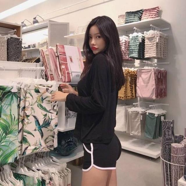 街拍: 小姐姐夏天露肩度过炎热，图1妹子这吊带绳太细!