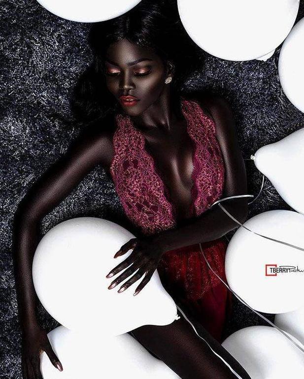 黑人女子肤色纯黑不惧嘲笑，坚持做模特，被人称黑夜女王！