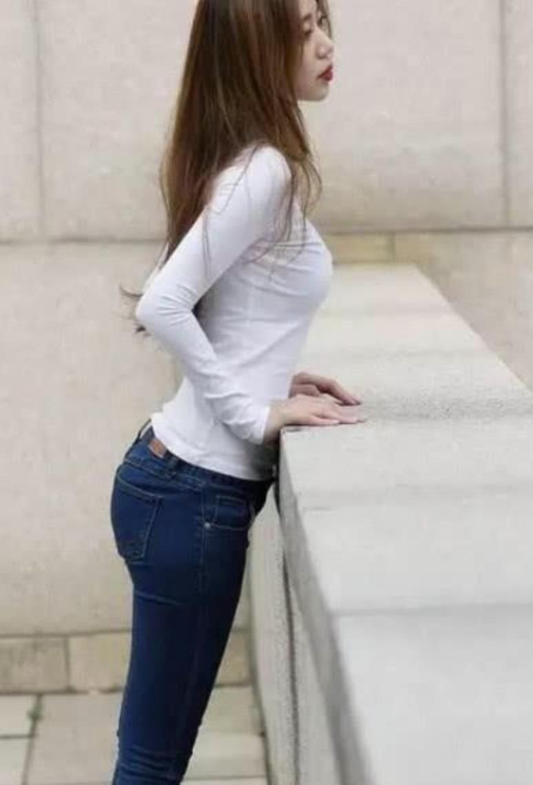 人像摄影:优雅出众的牛仔裤美女，充满知性柔美的韵味!