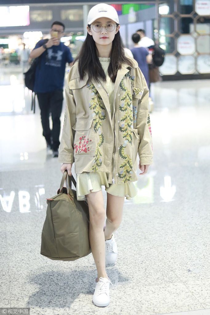 “新版赵敏”陈钰琪独自亮相机场 素颜皮肤白皙美腿吸睛
