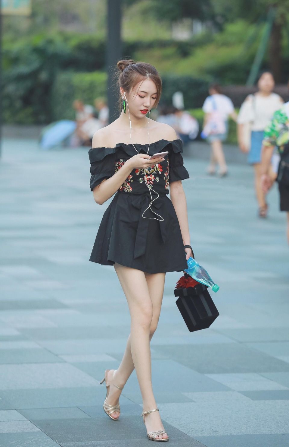 极品街拍 | 凉高长腿白嫩颜值给力