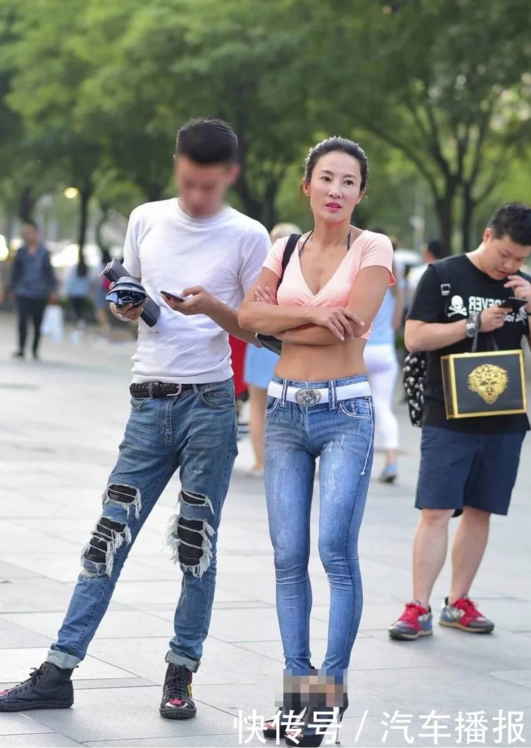 时尚小姐姐紧身牛仔裤勾勒修长美腿，健美平坦的蛮腰盈盈一握