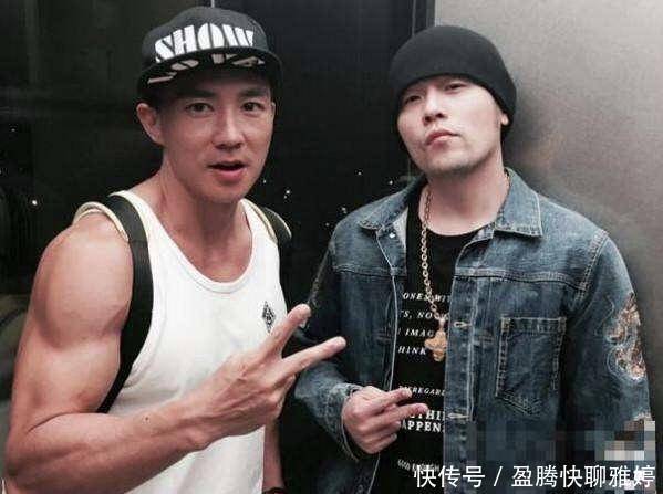 周杰伦和妻子合照