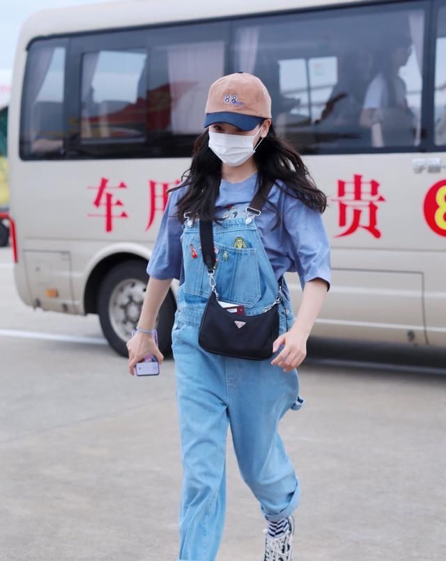  『蓝色』白色毛衣太百搭了,随便穿上就很时髦,冬天你必须有一件!