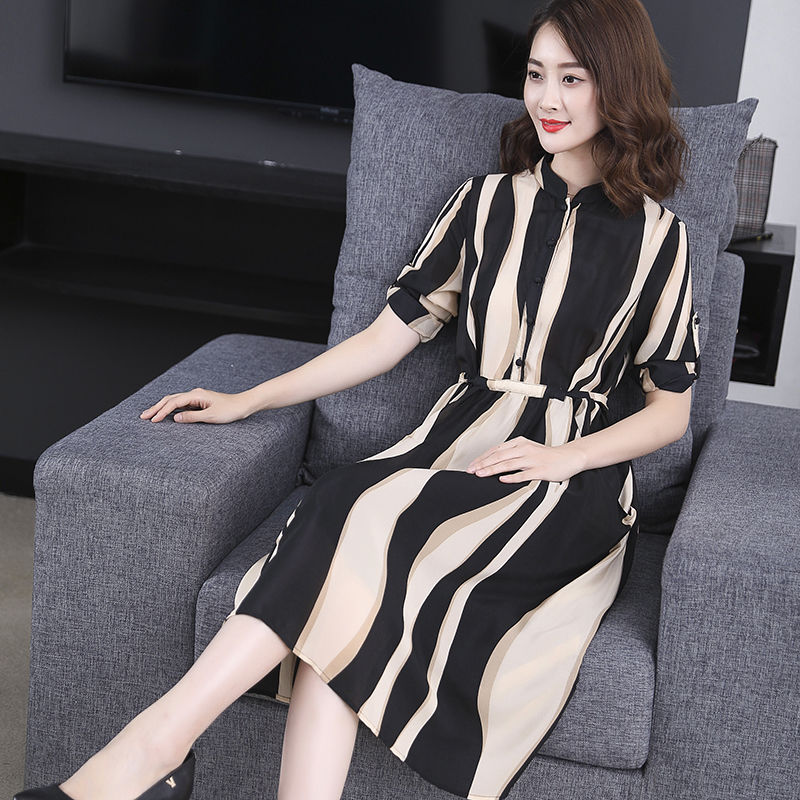 如果你不想花太多钱，立秋后穿这种连衣裙，高贵洋气，好穿还不贵