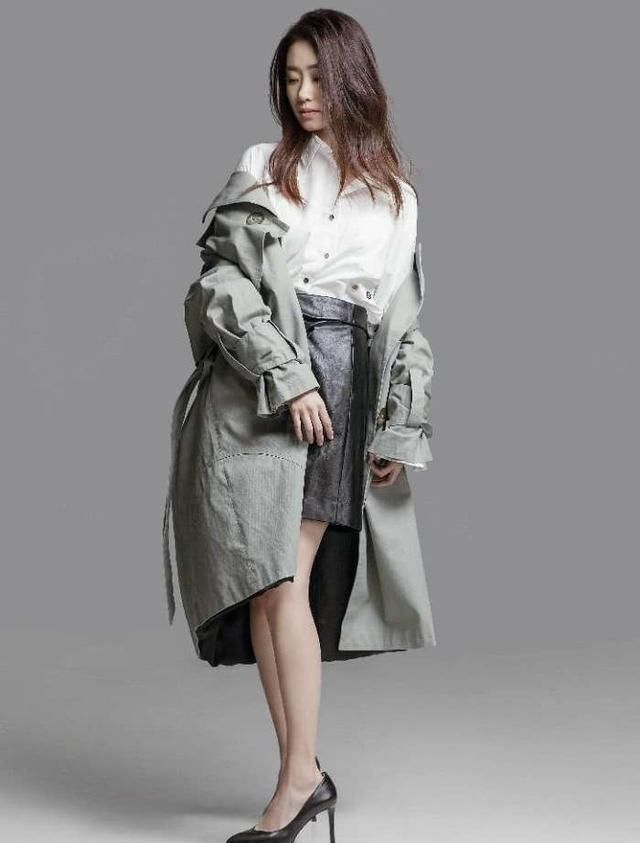 张小斐真会玩，下面开到大腿处，网友：果然是靠腿成名的！