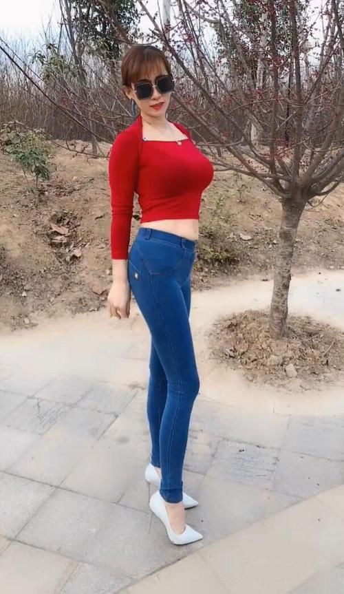 #女人#高颜值的美女,穿上紧身牛仔裤,大长腿女人味十足