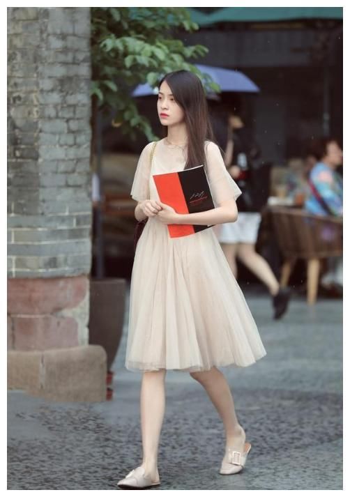 街拍：图1樱桃小嘴，图3风韵犹存，图8展现优雅女神气质