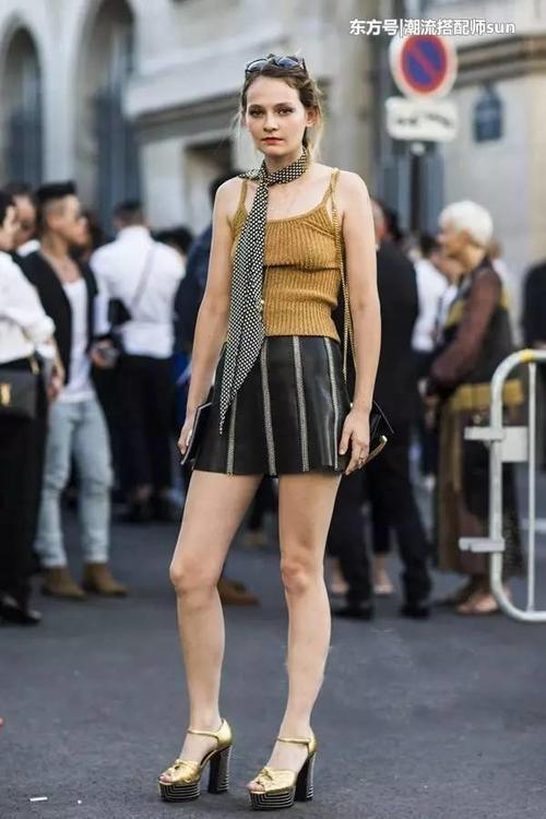 街拍：图1张俪包包亮了，被调侃像卖菜大妈收钱包！图2纹身美女