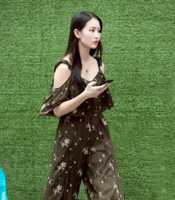  【美女】美女街拍：热裤小姐姐，展现出窈窕的身姿，时尚又亮眼！