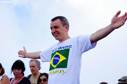 世界上最大的耶稣像，用1200吨石头雕成，屹立高山之巅