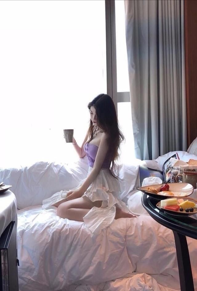 高颜值大长腿，穿包臀裙的女孩