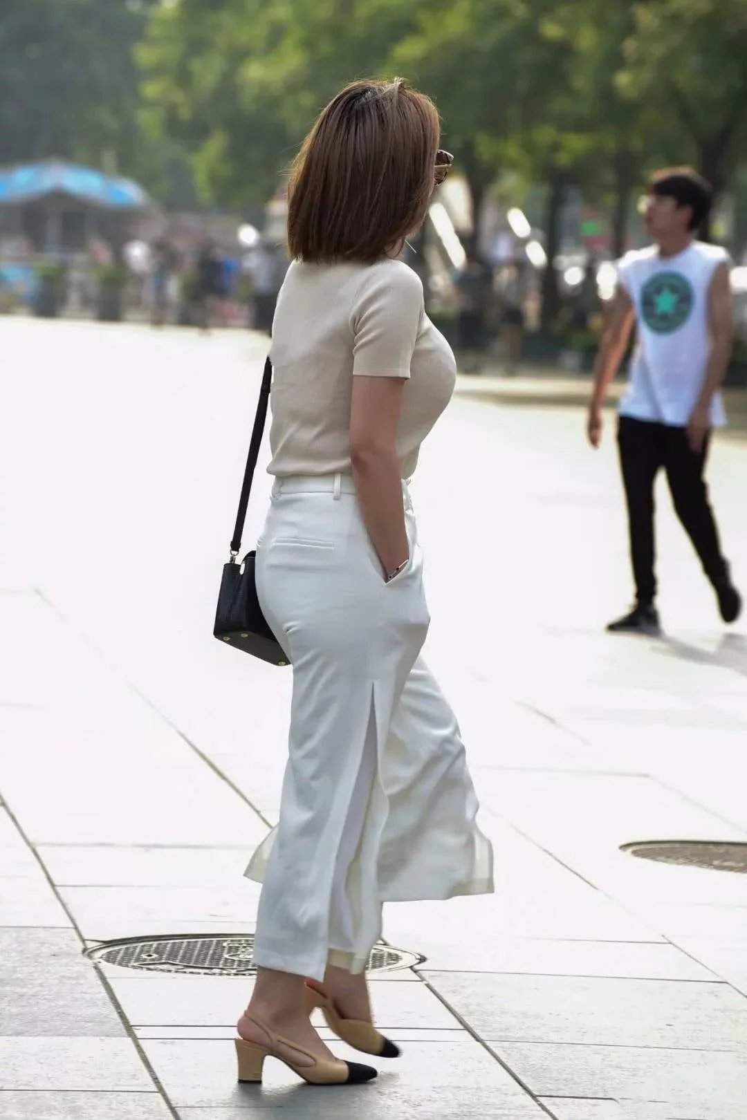 街拍：小姐姐披肩发型给她带来了几分可爱的气息，性感的红唇很是