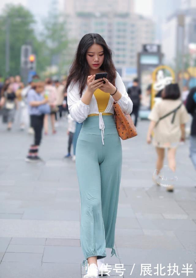  气质：路人街拍，小姐姐十分漂亮，穿绿色的连衣裙很显高贵气质