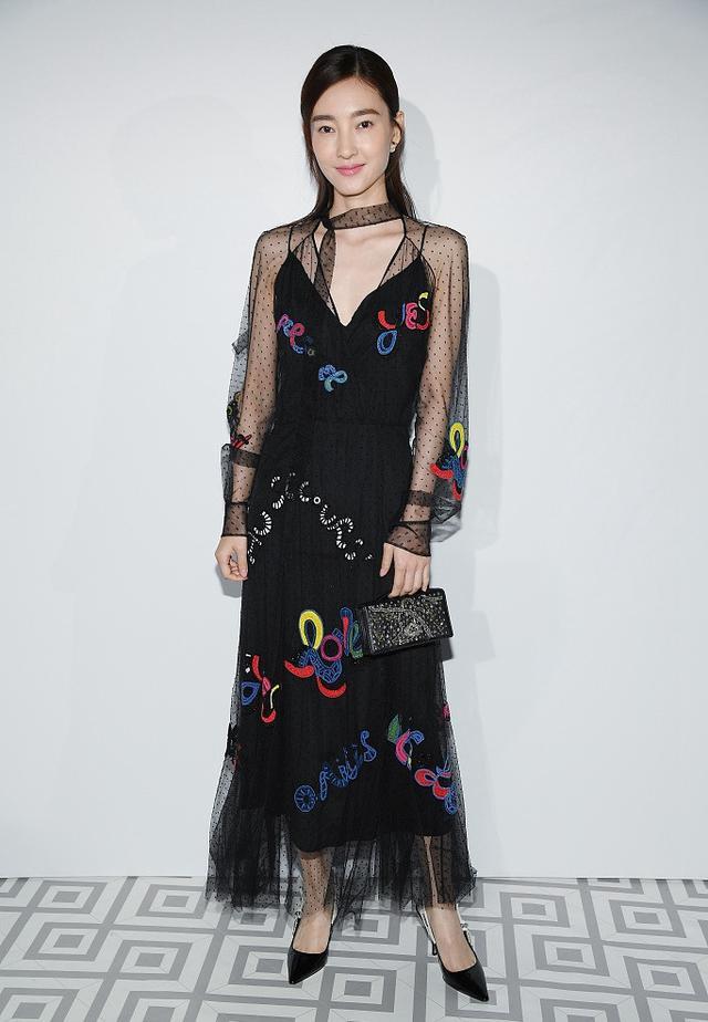 王丽坤剪了短发，穿上黑色波点裙走机场，网友：真的只有33岁吗？