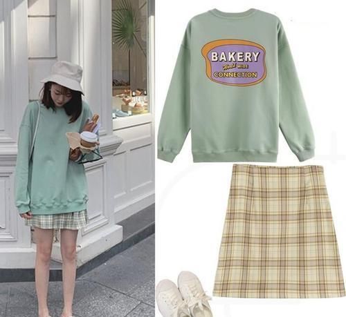 宽松:春季卫衣搭配短裙,甜美又减龄,日常或是逛街穿着青春少女感满满