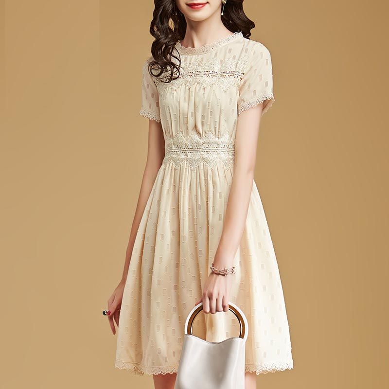 70后女人建议多穿“蕾丝裙”+高跟鞋，美到犯规，尽显迷人身段