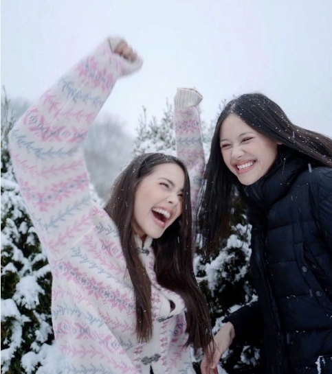 泰国@什么是甜美俏丽?看看泰国小花yaya,身穿粉嫩毛衣少女感十足