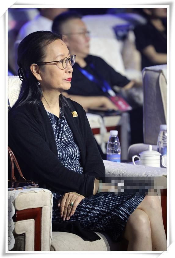 当63岁奚美娟撞上62岁刘晓庆，这就是优雅老去与过度保养的差距!