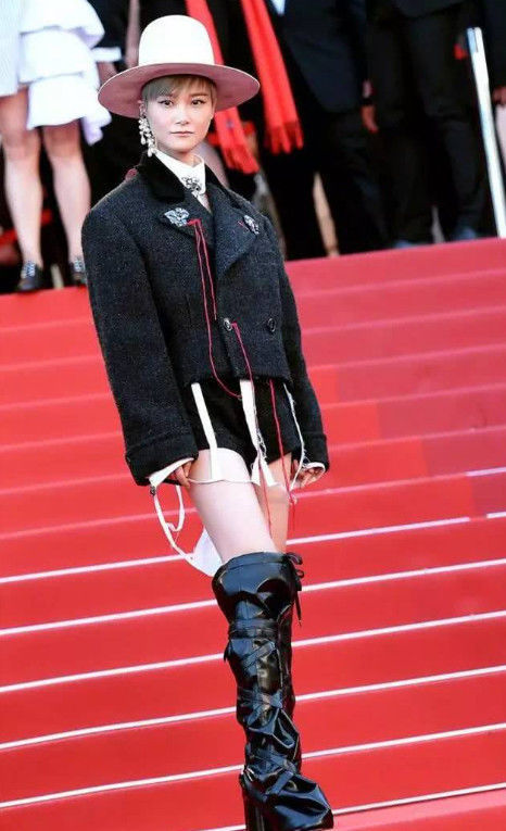 李宇春的造型为何越来也奇葩，这副样子看起来就像是女版的陈志朋