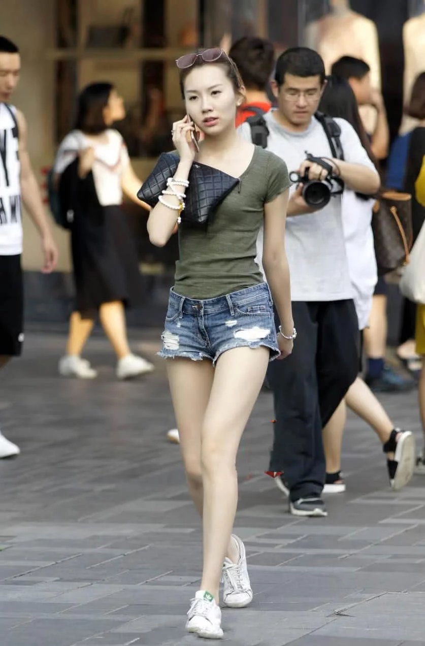 青春优雅的小姐姐，玲珑有致的身材，盈盈可握的小蛮腰太吸睛