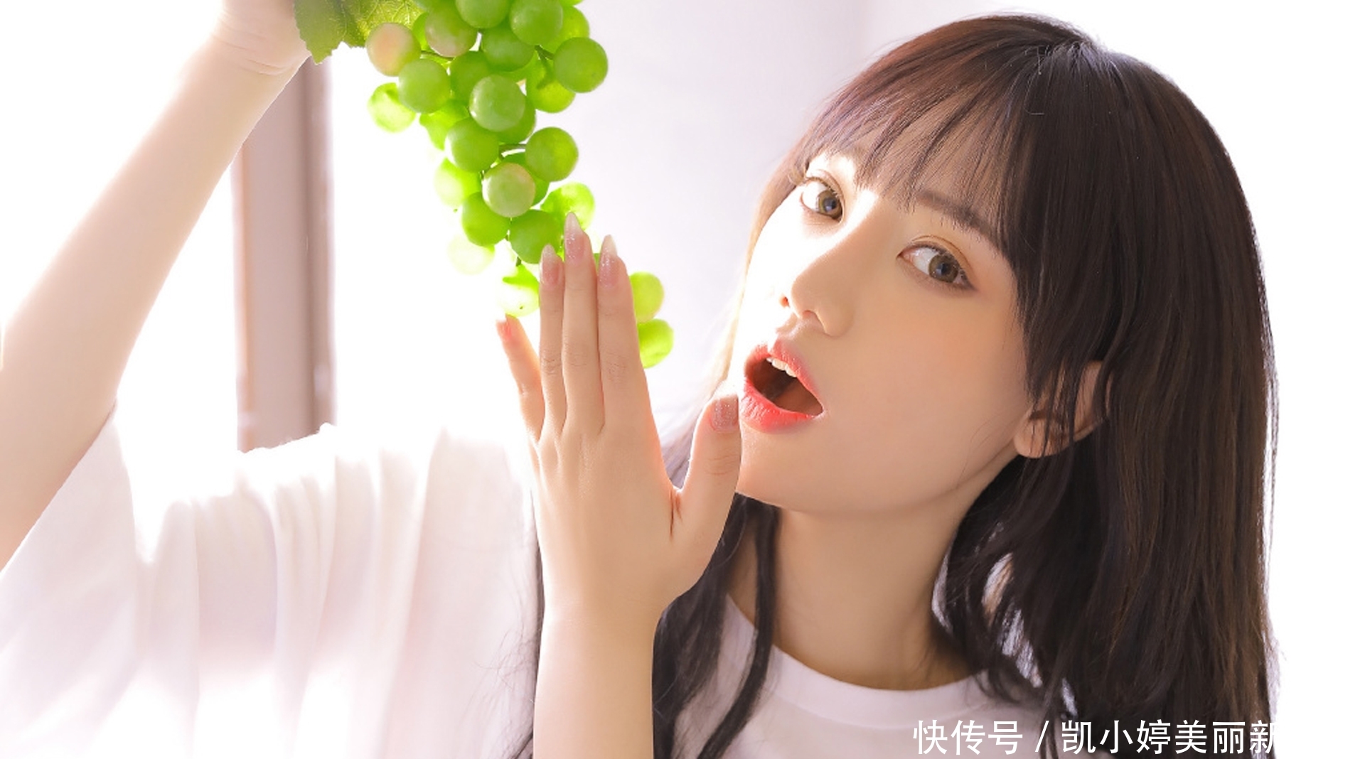 #清新#美女自拍:小姐姐清新长发,穿白衬衫在家自拍。